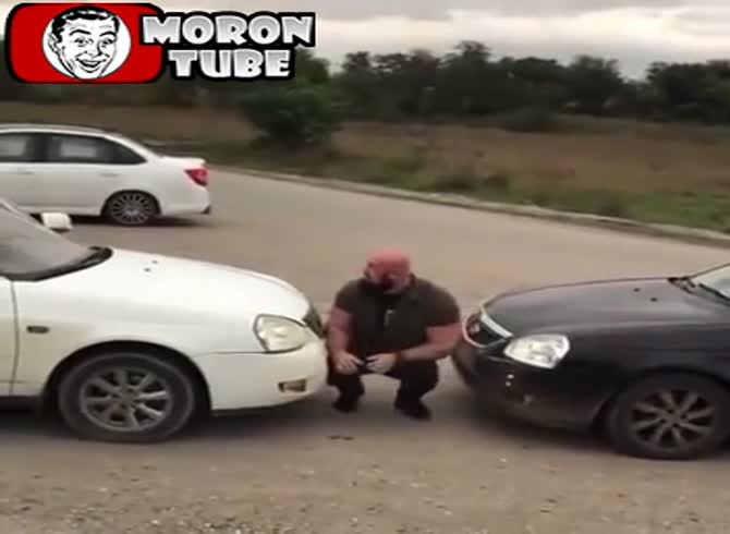 Video :Can he win while he's stuck between two cars